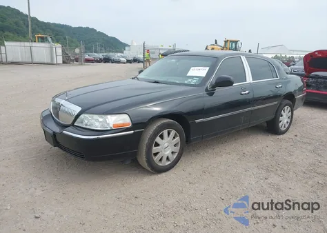 2004 Lincoln Town Car Signature из США, поврежденный, VIN 1LNHM81W54Y633721